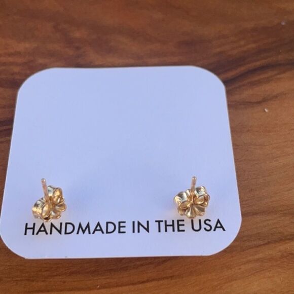 Free People Anvil + Aura 10K Gold Butterfly Stud Earrings – NWT – Retail $208 - Picture 3 of 4